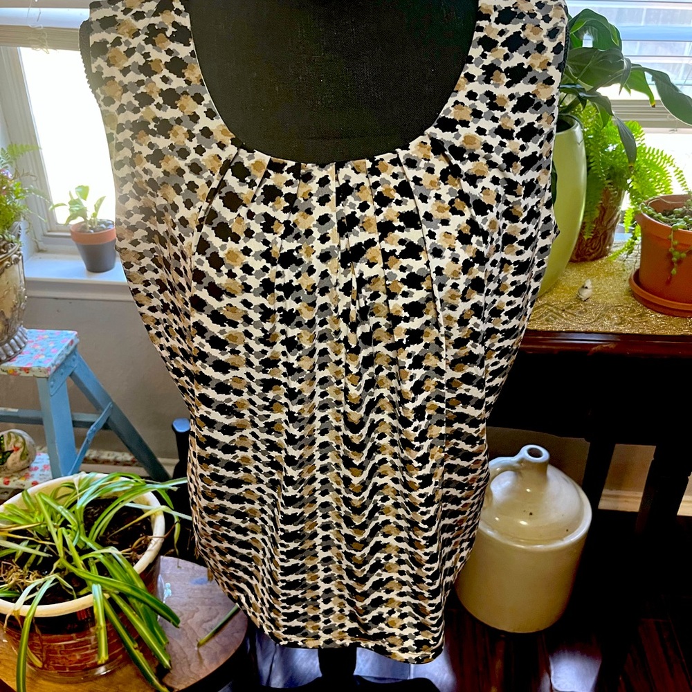 Jasper Sleeveless abstract print top.
